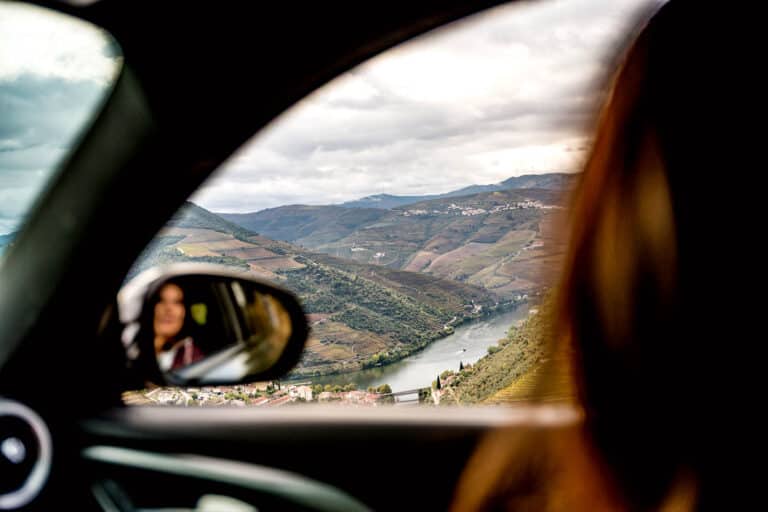 Voiture dans la vallée du Douro