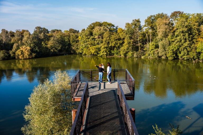 Famille au sommet de l atour panoramique du parc des oiseaux dans la dombes