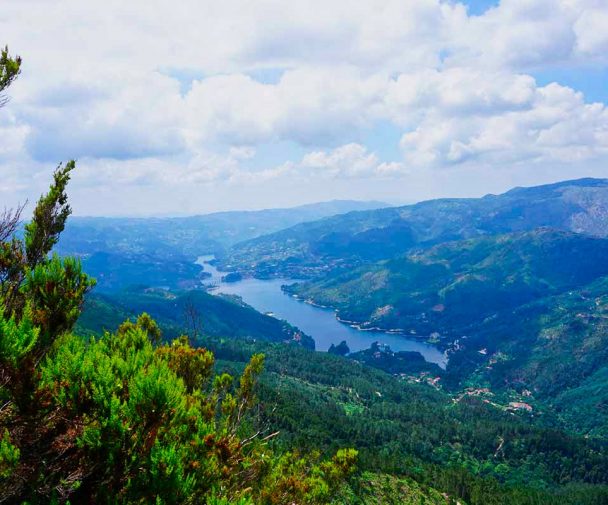 La vue depuis le mirador de Pedra Bela dans le parc national de Peneda Geres au Portugal