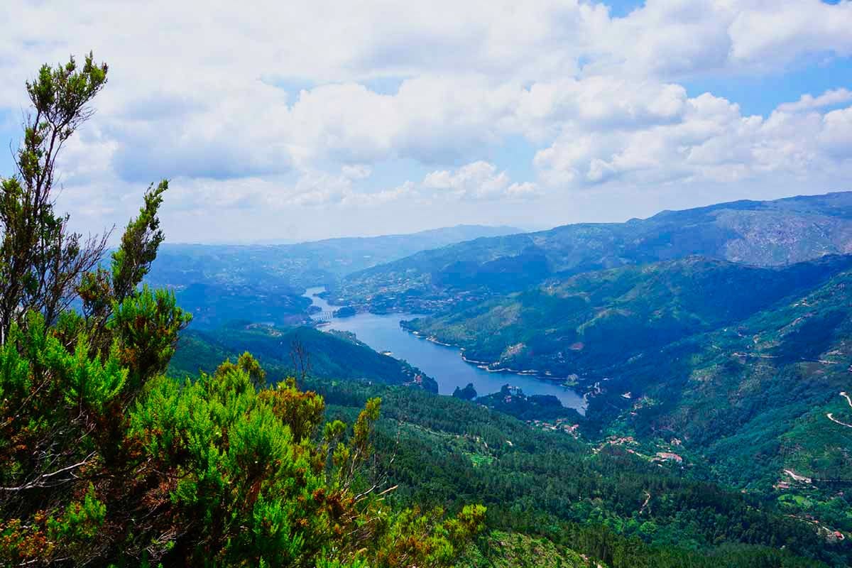 La vue depuis le mirador de Pedra Bela dans le parc national de Peneda Geres au Portugal