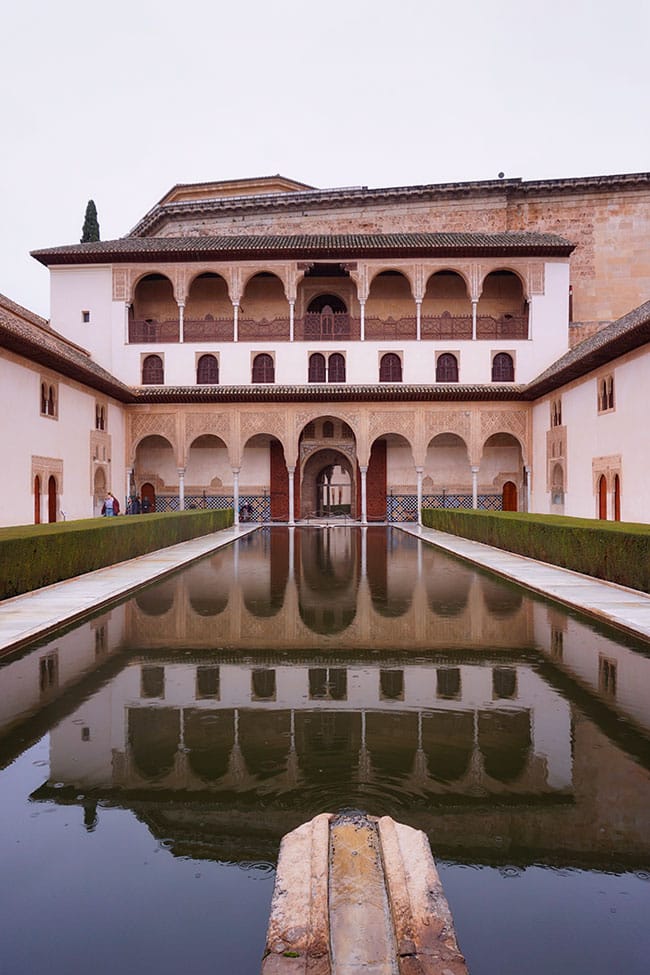 Patio du Palais nasrides à l'Alhambra de Grenade