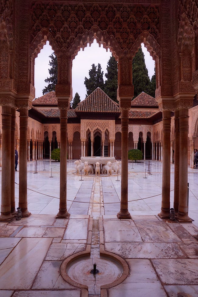 Patio dans le Palais de l'Alhambra