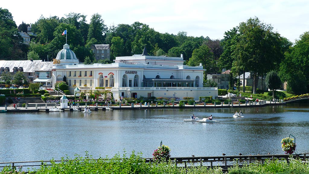 Photographie du lac de Bagnoles de l'Orne et du Casino