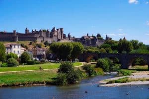 Photographie de la cité médiévale de Carcassonne depuis les bords de l'Aude