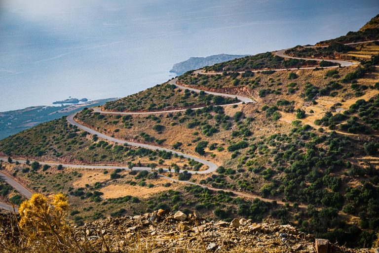 Photographie d'une route en lacet en Crète