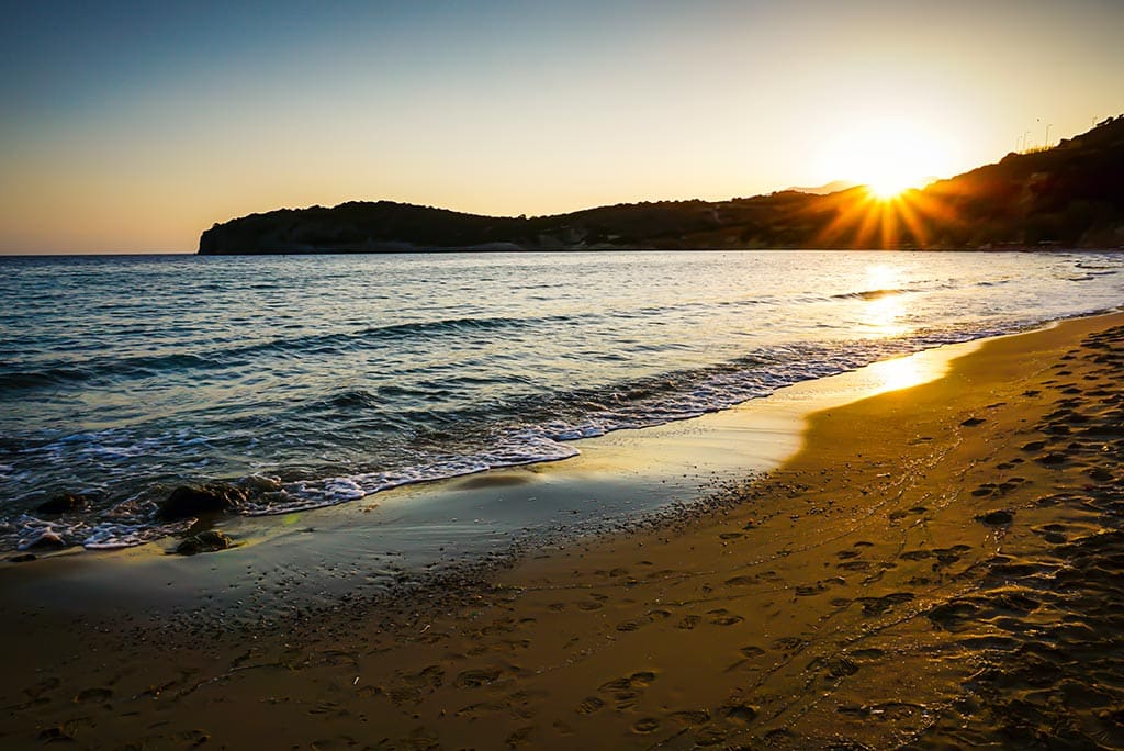 Photographie d'une plage en Crète au lever du soleil