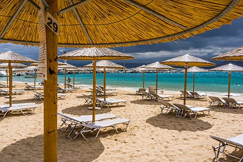 Photographie d'une plage et de parasols en Crète