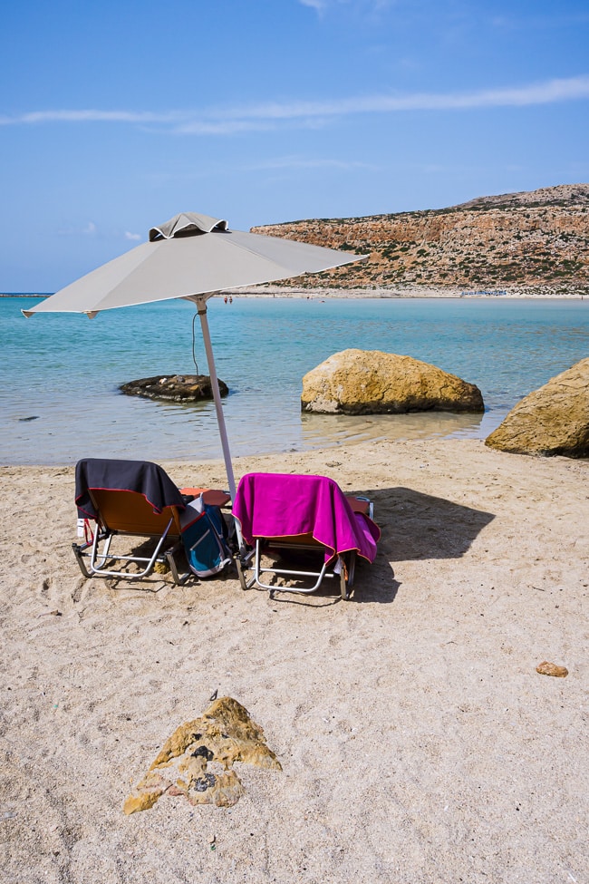 Photographie de transat sur la plage de Balos Beach en Crète