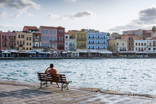 Photographie des immeubles colorés du port de La Canée en Crète