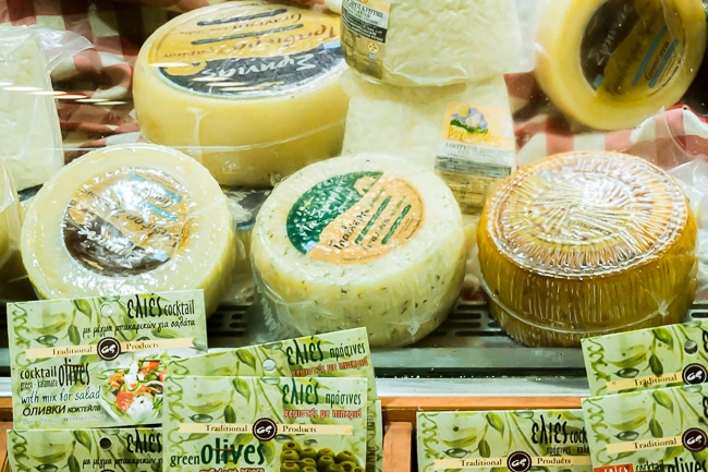 Photographie de fromages vendus au marché couvert de La Canée