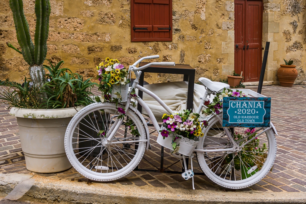 Photographie d'un vélo dans les ruelles de la ville de La Canée en Crète