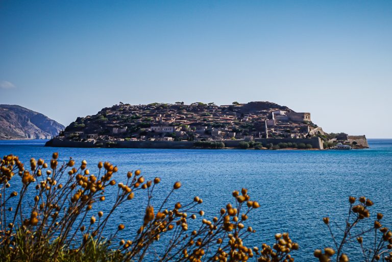 Photographie de l'île de Spinalonga prise depuis Plaka