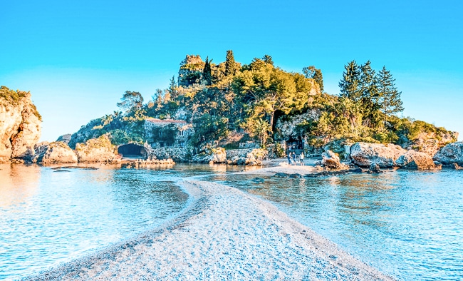 La magnifique plage d'Isola Bella à Taormina en Sicile