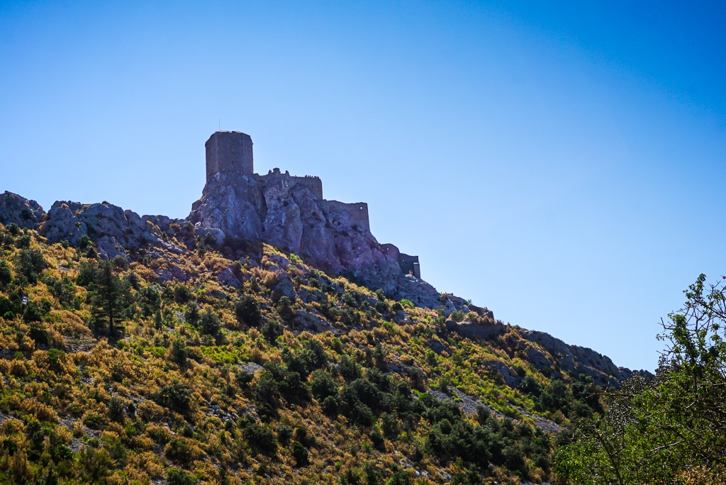 Photographie du chateau de Queribus prise depuis la route d'acces