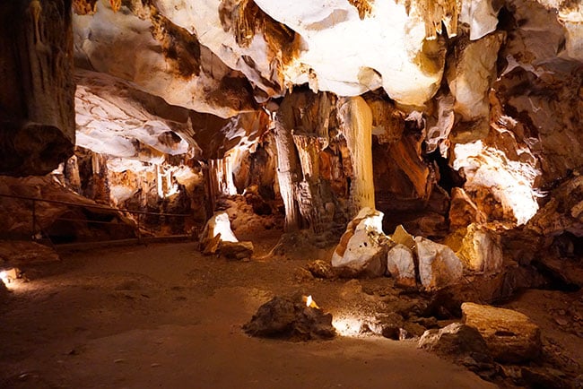 L'intérieur des grottes de Limousis