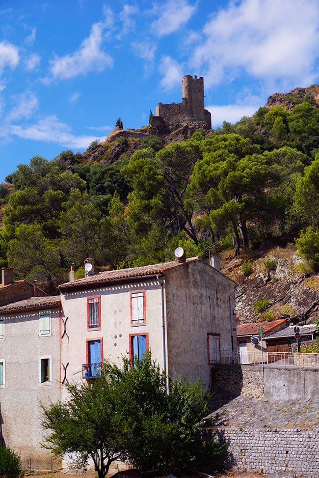 Photographie d'un des Châteaux de Lastours prise depuis le village