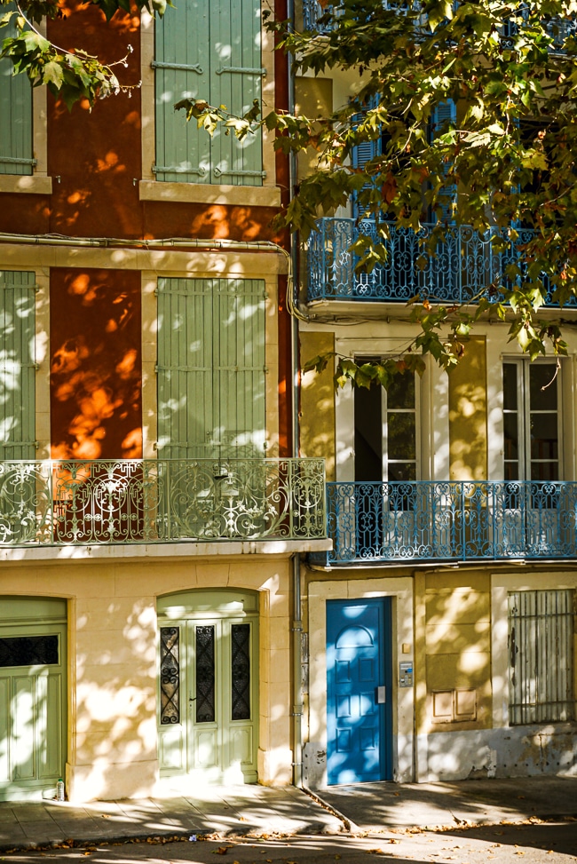 Photographie des facades des immeubles traditionnels de Narbonne