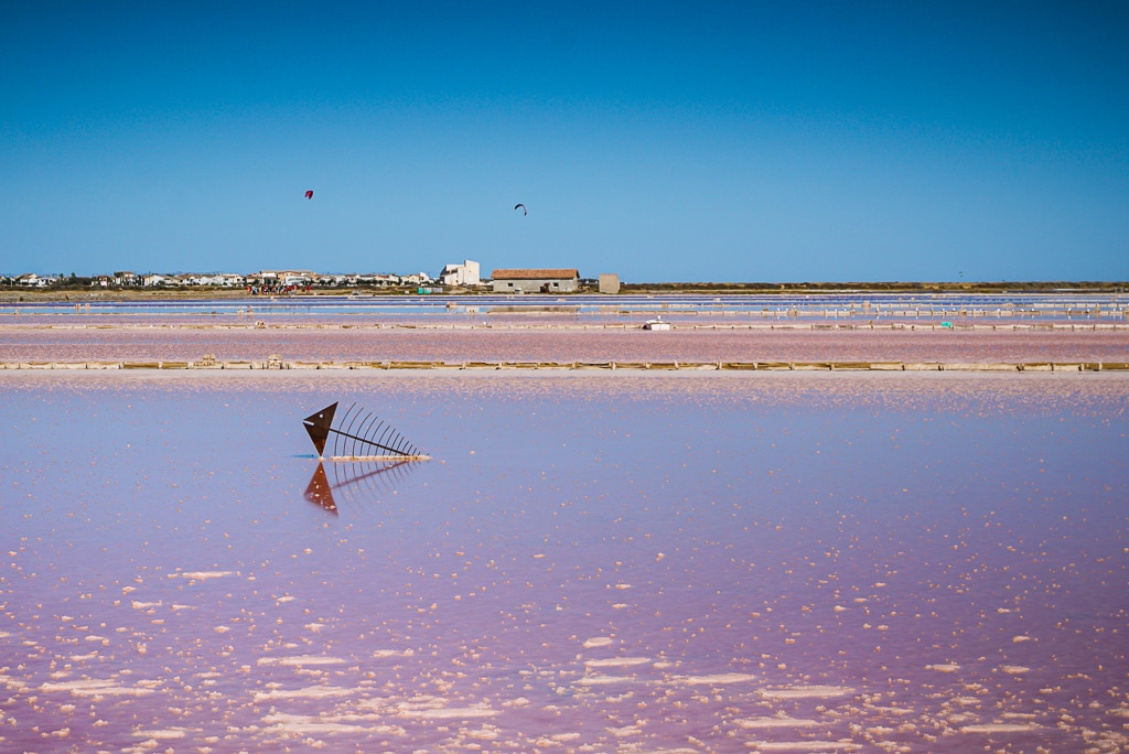 Photographie d'un des bassins de récolte de sel à Gruissan dans l'Aude