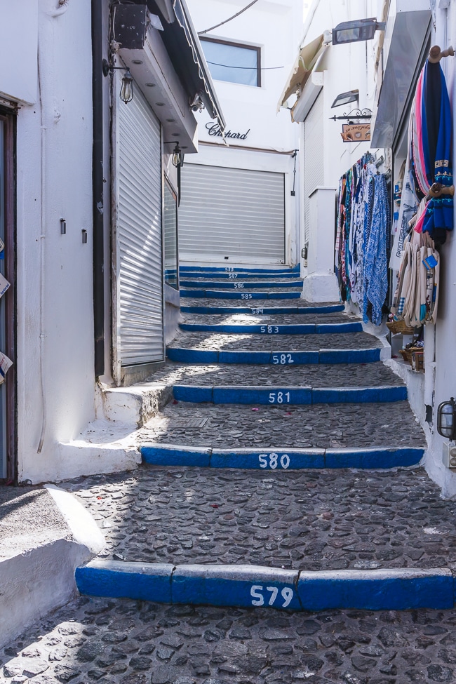 Photographie des escaliers de Fira qui menent au port vue du haut de la ville a Santorin