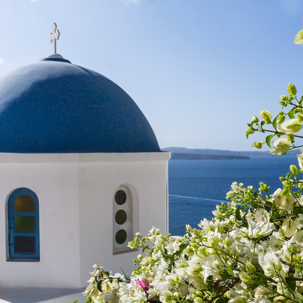 Photographie d un dome bleu d une eglise de Santorin