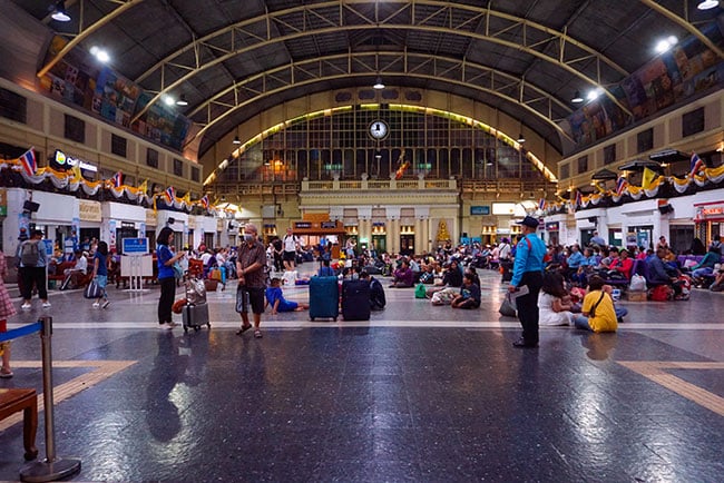 Espace d'attente à la gare de Bangkok en Thaïlande