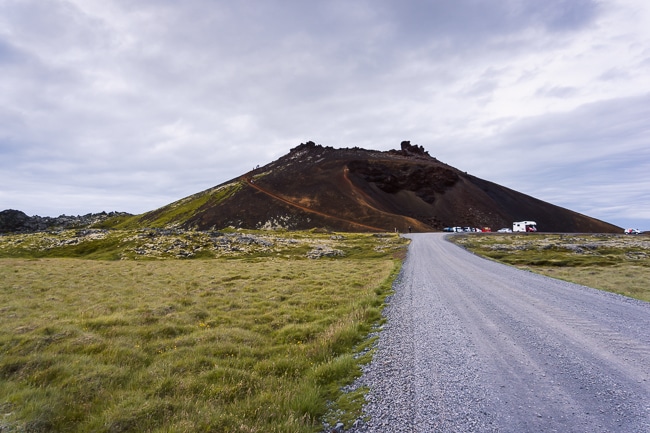 Vue sur une montagne depuis la route en Islande