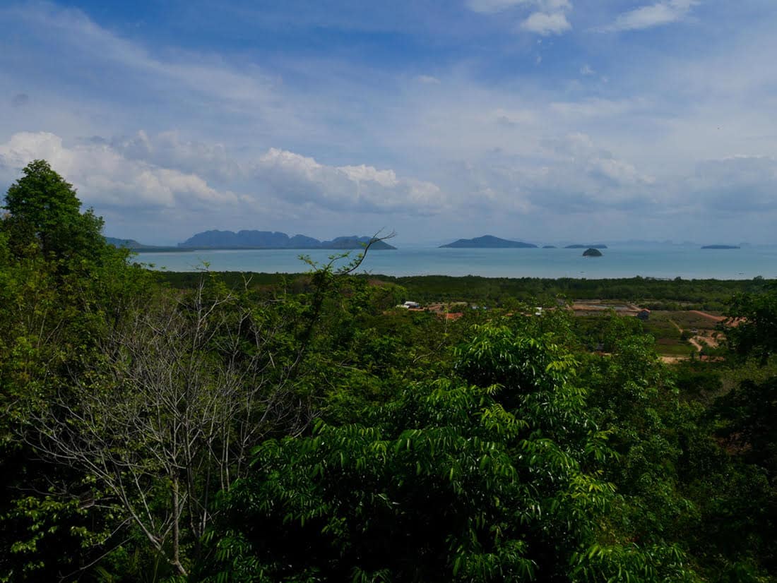 Vue à l'horizon sur la plage de l'île de Koh Lanta