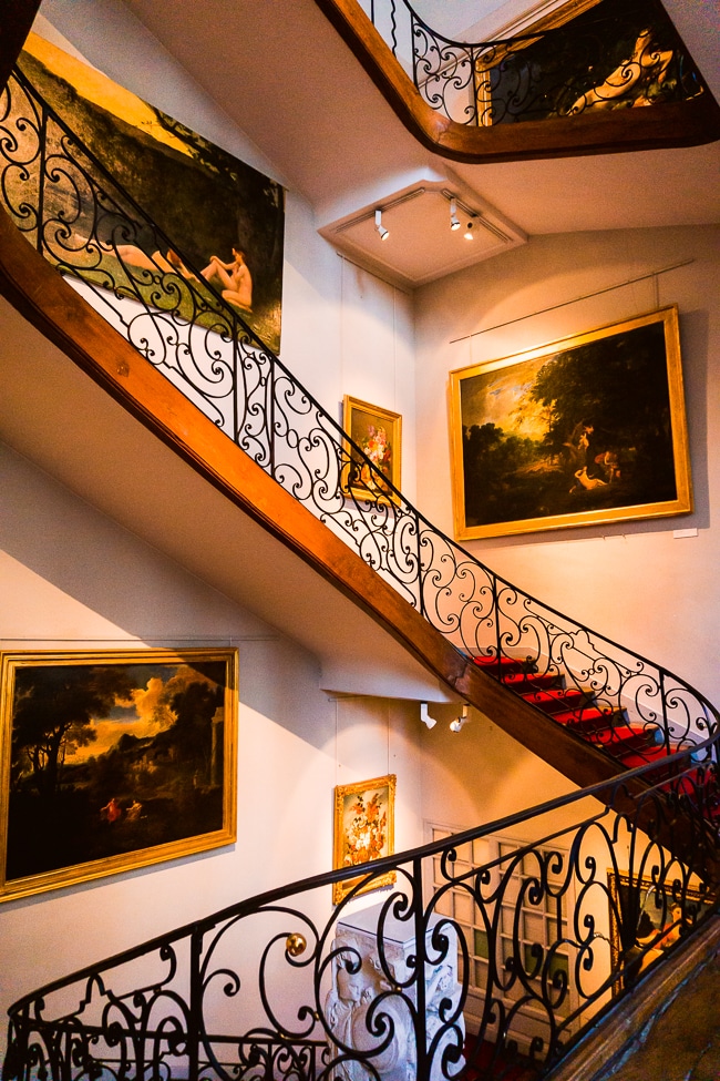 Vue sur les escaliers du Musée des Beaux-Arts de Tours