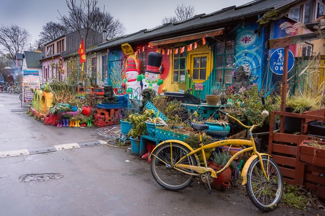 Vue des maisons colorées du quartier de Christiania