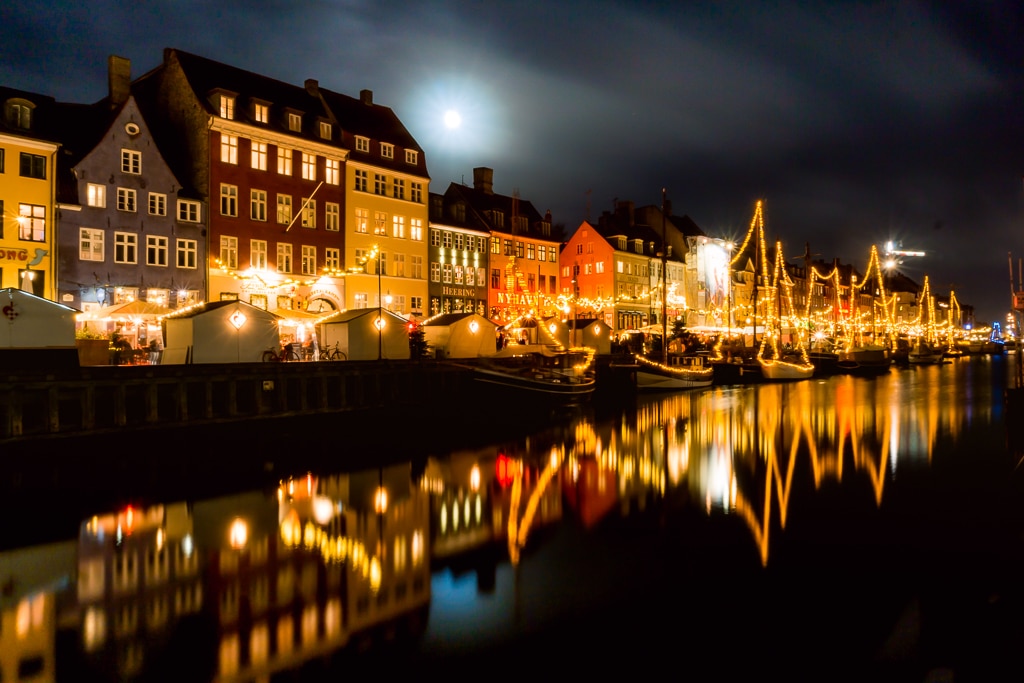 Vue illuminées sur les canaux de Copenhague