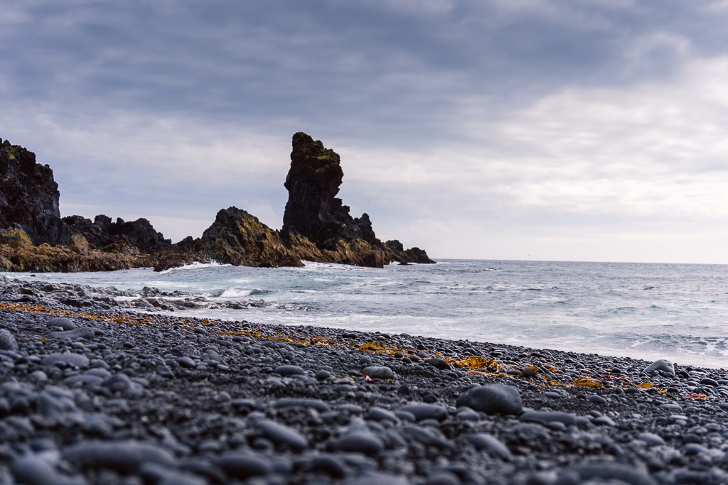 La plage Djúpalónssandu et ses rochers sur la péninsule de Snaefellsnes