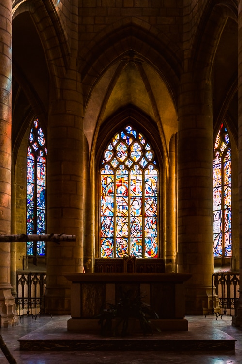 photo des vitraux de la Basilique Notre-Dame d’Espérance