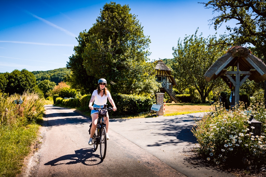 Femme à vélo sur la route des chaumières dans l'Eure
