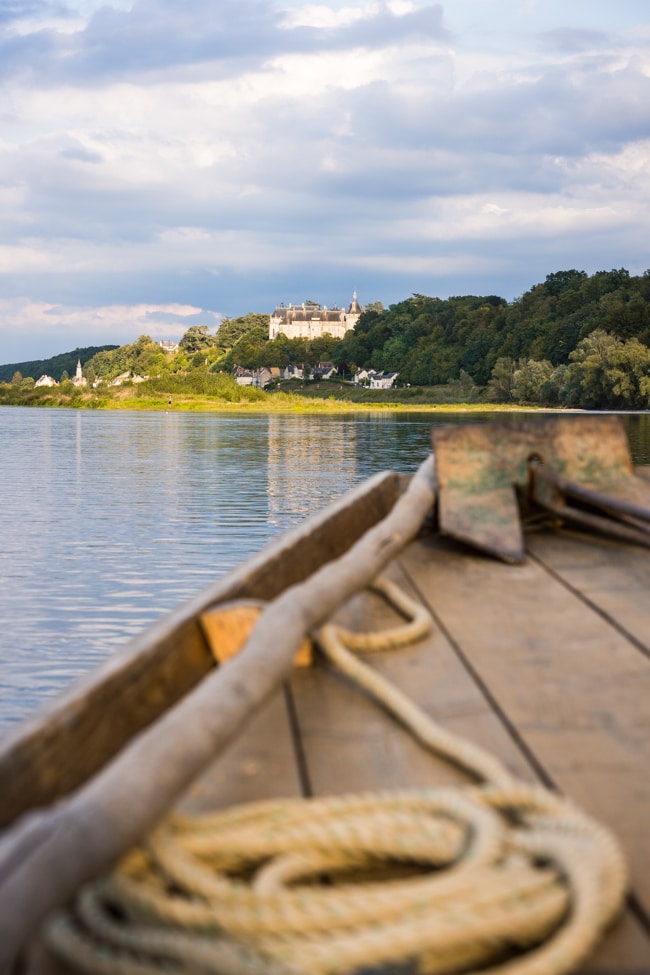 Chateau de chaumont sur loire vue depuis un bateau traditionnel sur la Loire