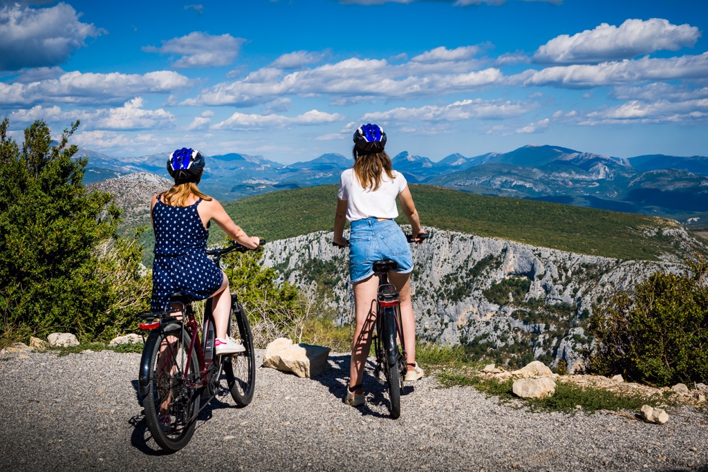Cyclistes sur la route des Crètes dans les Alpes de Haute Provence