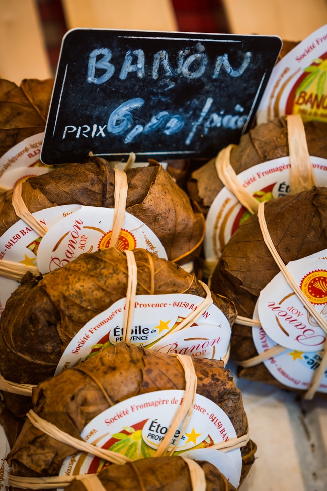 Fromages de Banon sur le marché de Digne les Bains