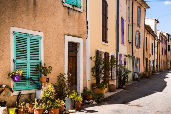 Ruelles colorées dans un village des Alpes de Haute Provence
