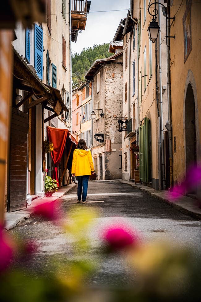 Femme marchant dans les rues de Colmar les Alpes