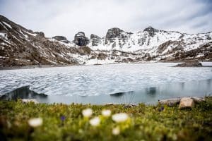 Lac d'Allos partiellement gelé et montagnes enneigées