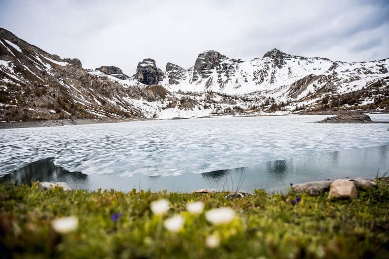 Lac d'Allos partiellement gelé et montagnes enneigées