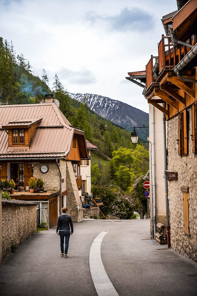 Femme dans les rues d'Allos dans les Alpes de Haute Provence