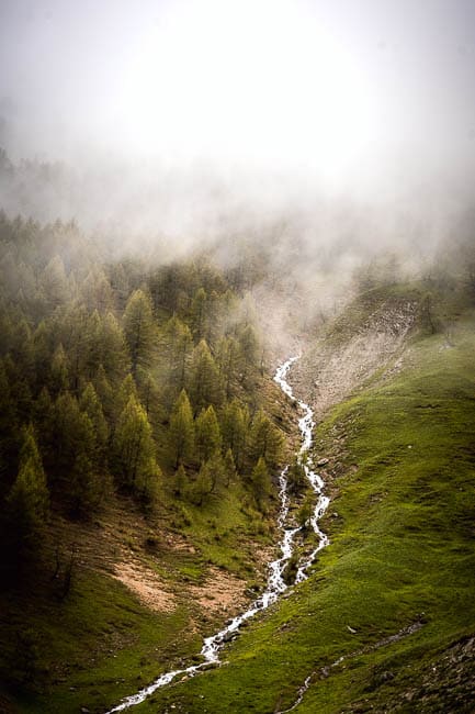 Cascade sous la brume dans un paysage de montagne de la vallée de la stura