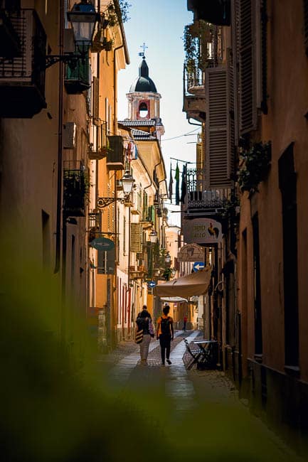 Couple marchant dans les ruelles de Cuneo