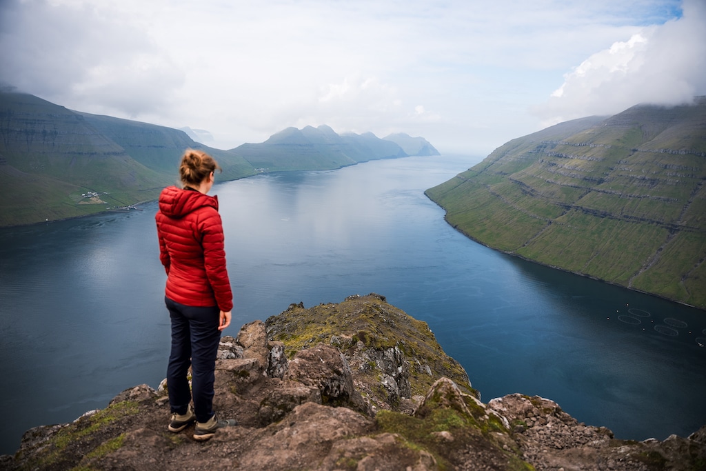 Personne regardant un fjord dans les îles féroé