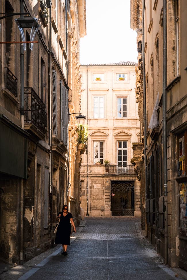 Photographie d'une ruelle du vieux Avignon