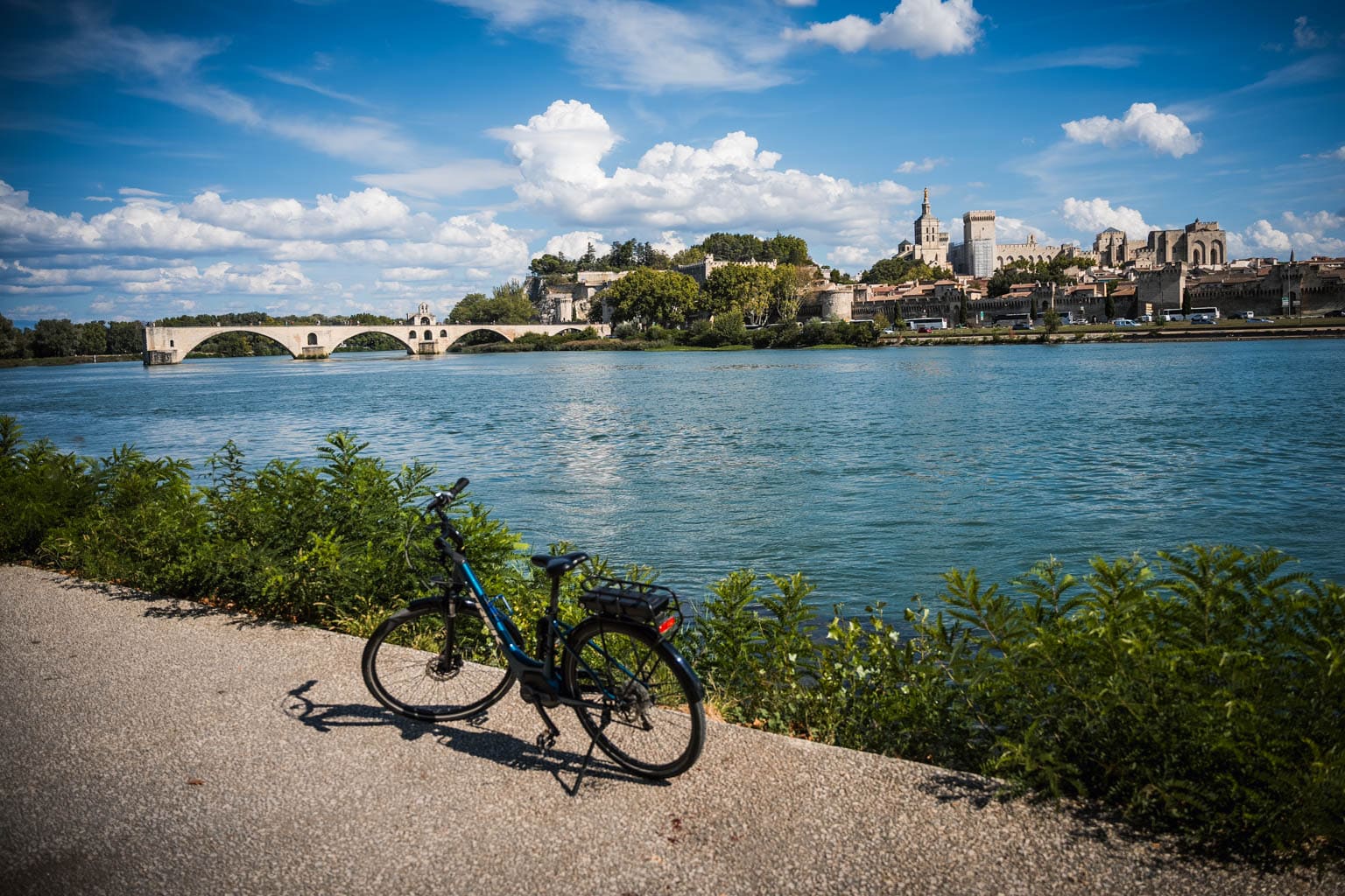 Vélo stationné face à la ville d'Avignon