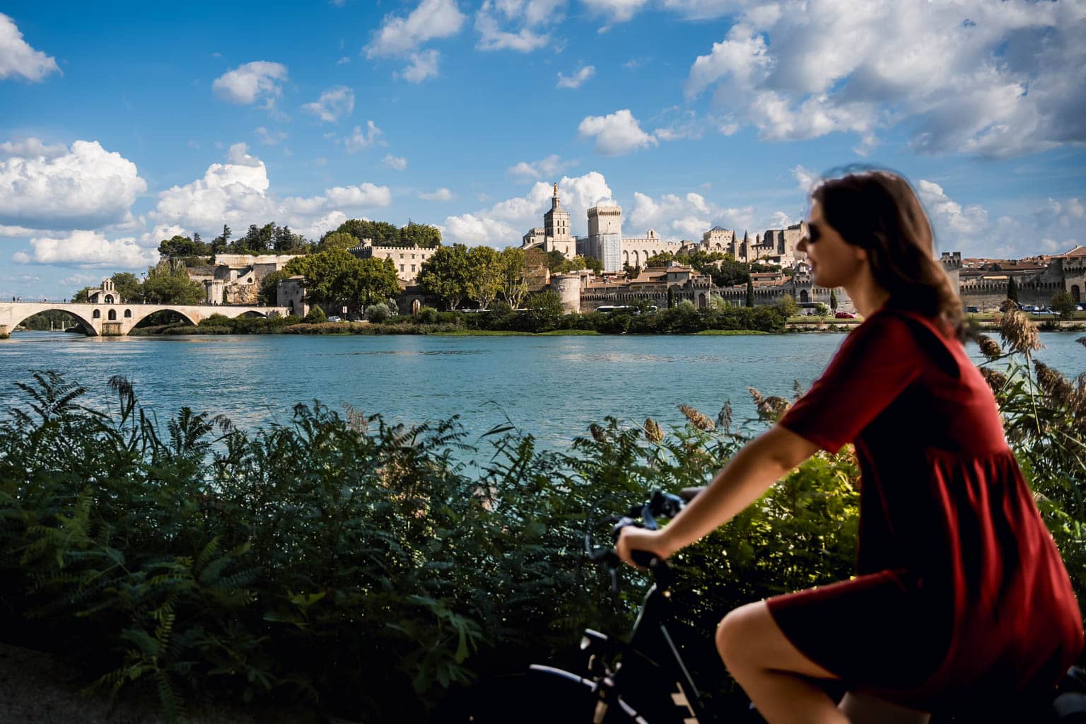Femme à vélo sur le chemin de halage de l'île de la Barthelasse face à Avignon
