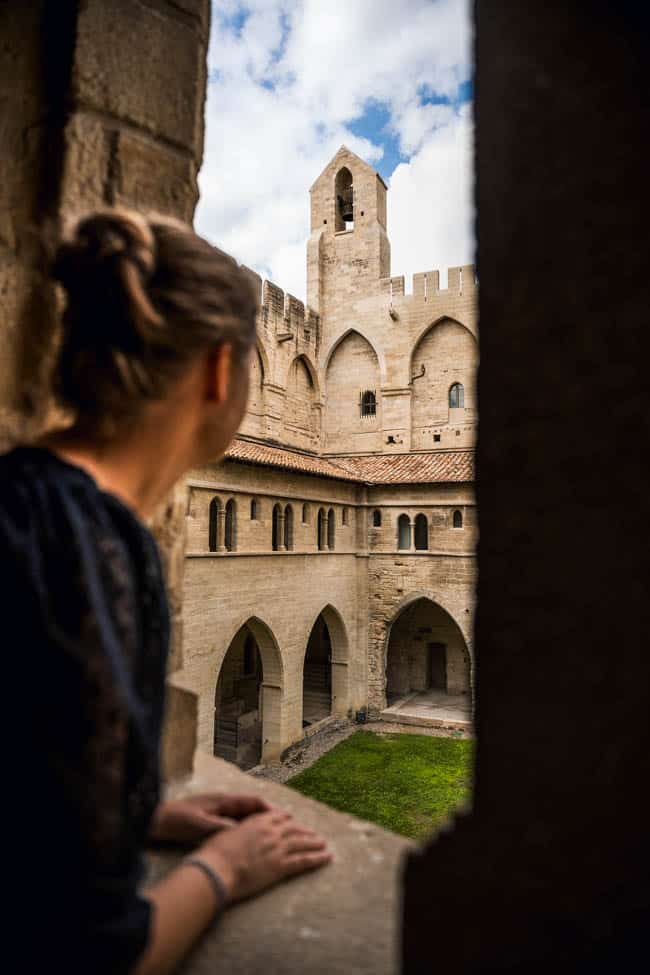 Femme regardant par la fenetre au palais des Papes à Avignon