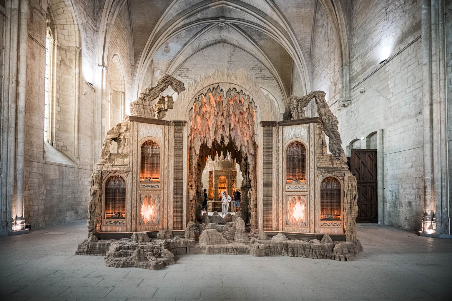 Oeuvre d'Eva Jospin dans la grande chapelle du palais des papes d'Avignon