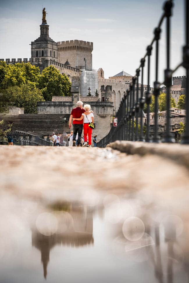 Couple main dans la main sur le pont d'Avignon